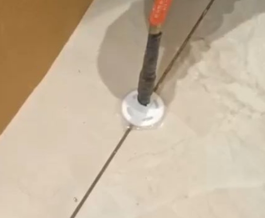 蕲春瓷砖空鼓维修公司专业解答瓷砖在铺贴过程中，如果没有涂抹均匀到位的粘结材料（如水泥砂浆或瓷砖胶），可能会导致以下问题