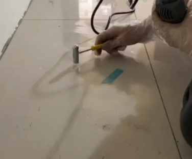 蕲春瓷砖开裂维修公司专业分享瓷砖在铺贴前如果没有沥干水分，将会导致以下问题