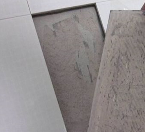 蕲春瓷砖空鼓维修公司分享瓷砖铺贴时如果打浆（即涂抹在瓷砖背面和基层上的砂浆或瓷砖胶）过少，会带来以下问题